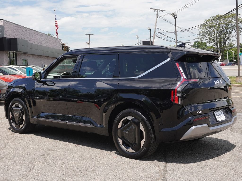 Used 2024 Black Kia Land image 13
