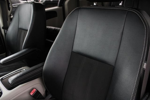 Used 2019 Black Dodge SXT image 5