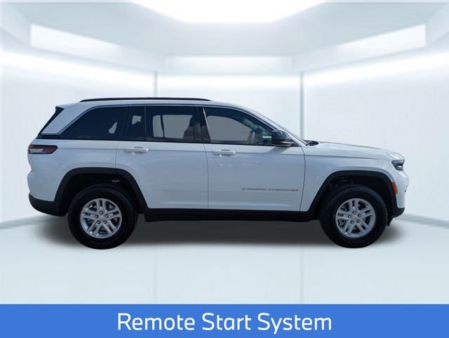 New 2025 Bright White Clear-Coat Exterior Paint Jeep Laredo image 8