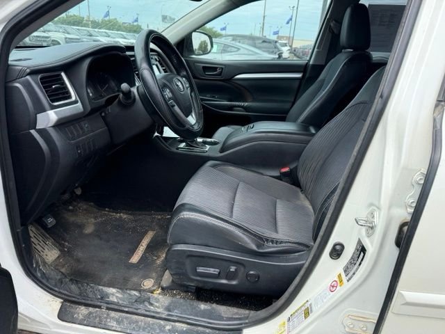 Used 2014  Toyota LE Plus V6 image 2