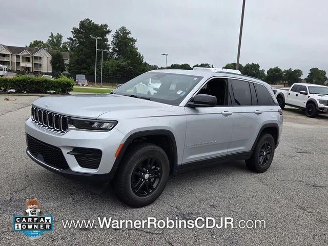 Used 2024 Silver Jeep Laredo image 3