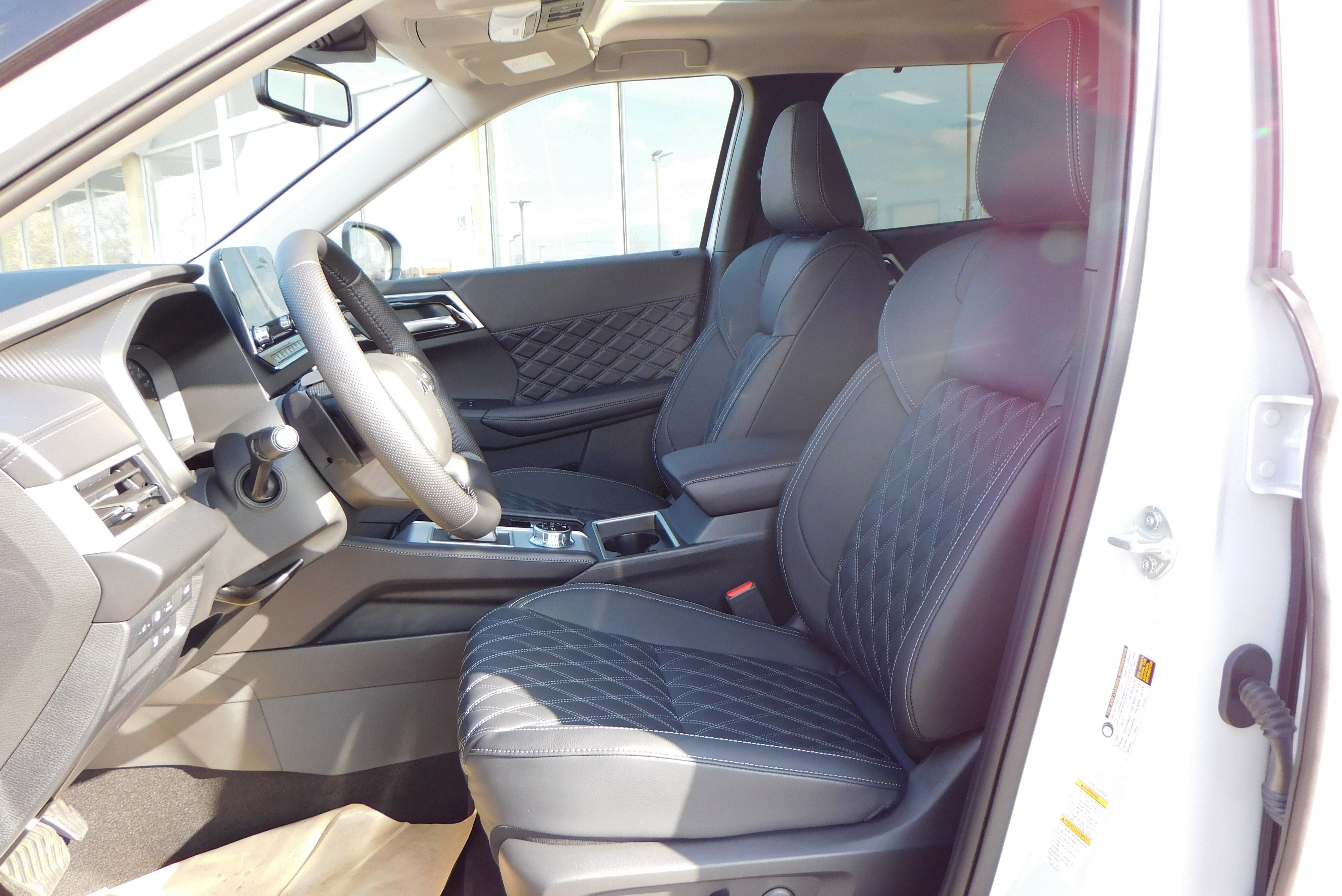 Used 2025 WHITE DIMD Mitsubishi SEL Platinum Edition image 13