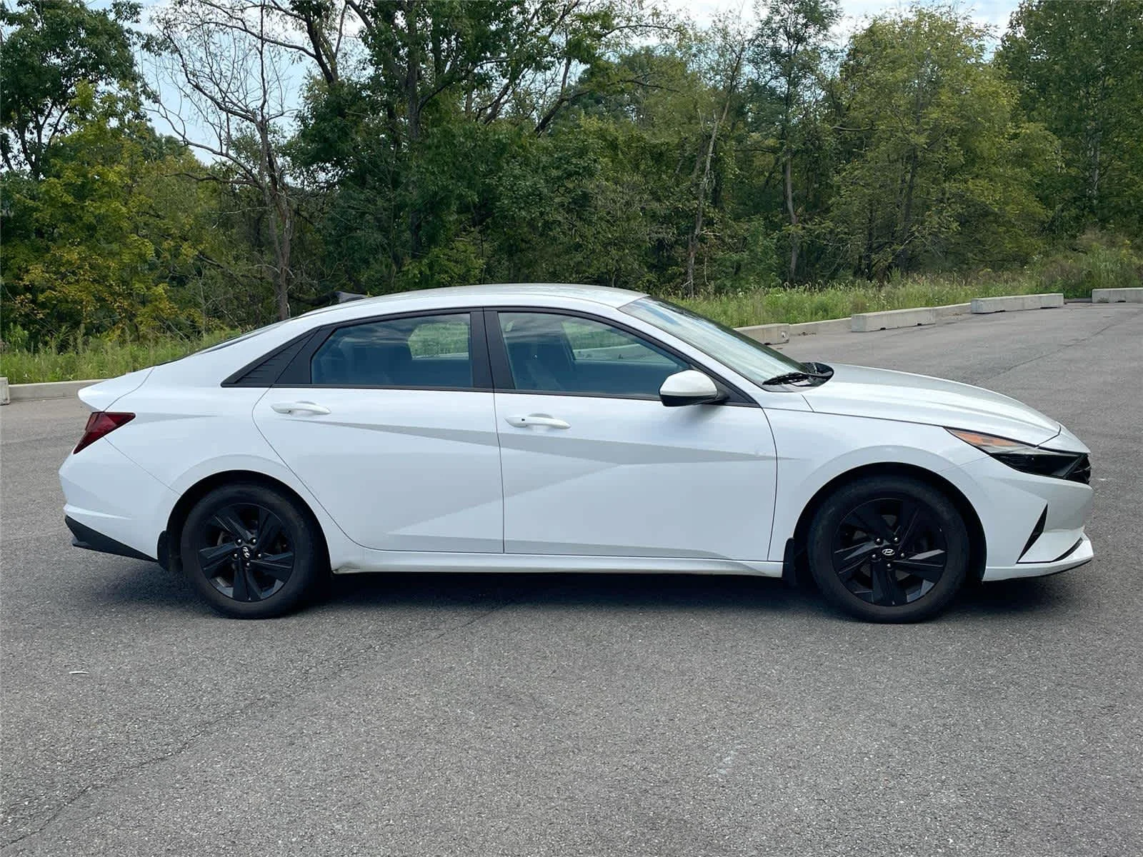 Used 2022 Quartz White Hyundai SEL image 3
