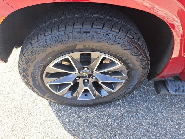 Used 2023 Red Chevrolet Z71 image 27