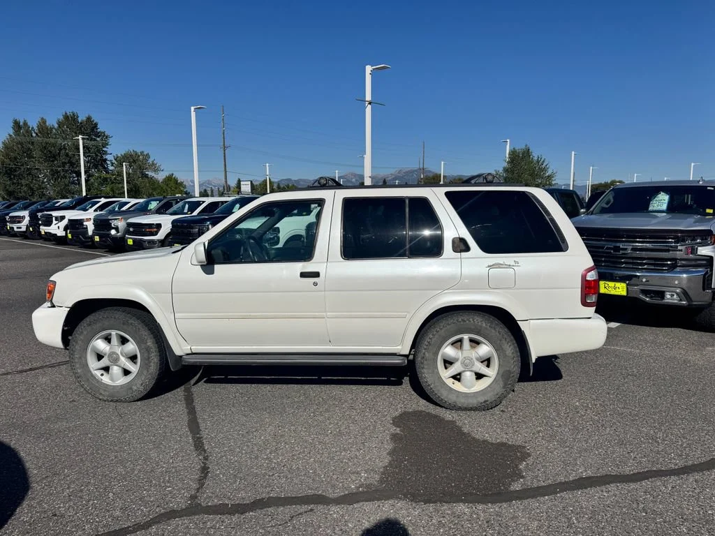 Used 2000 White Nissan XE image 2