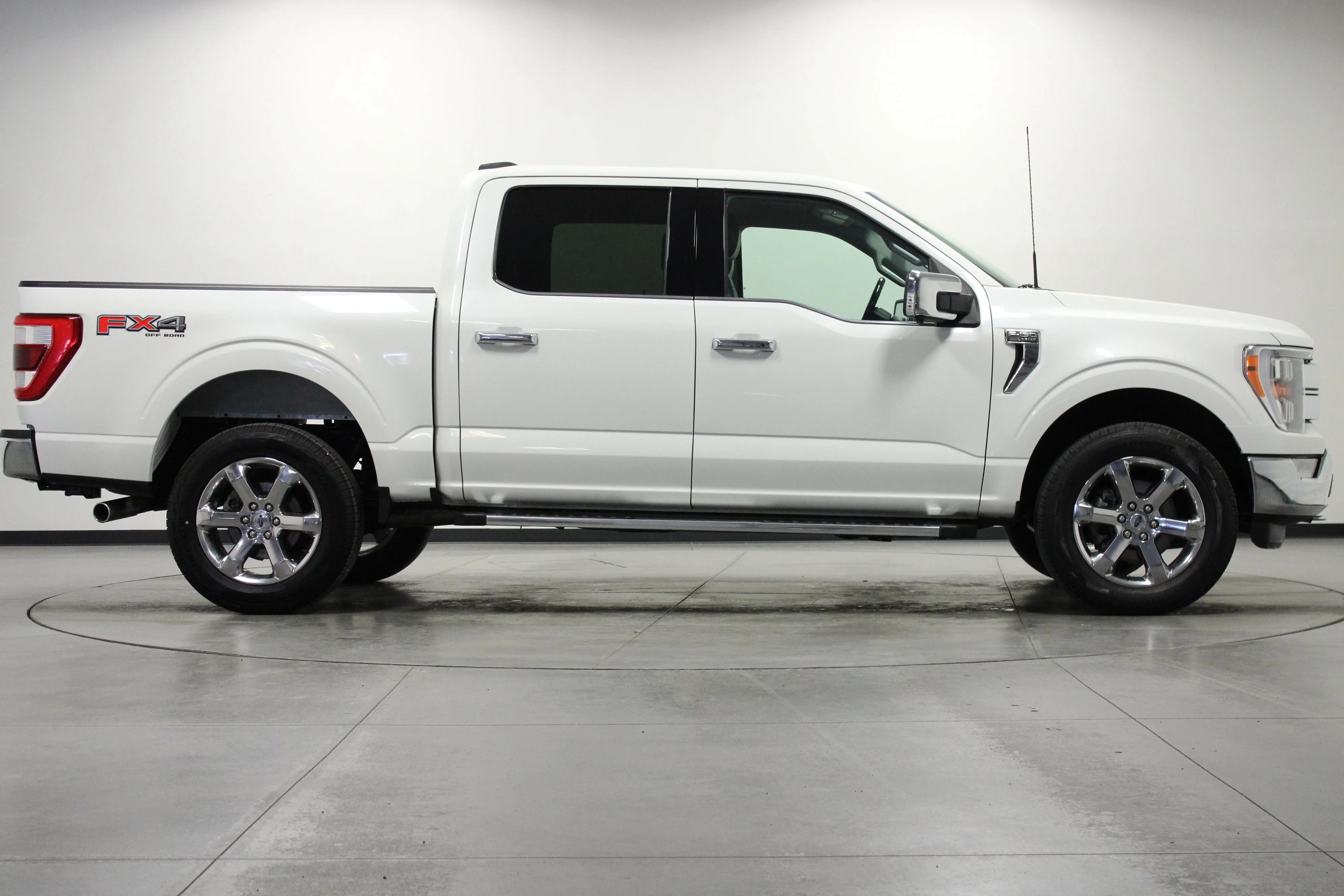 Used 2022 Star White Metallic Tri-Coat Ford LARIAT image 3