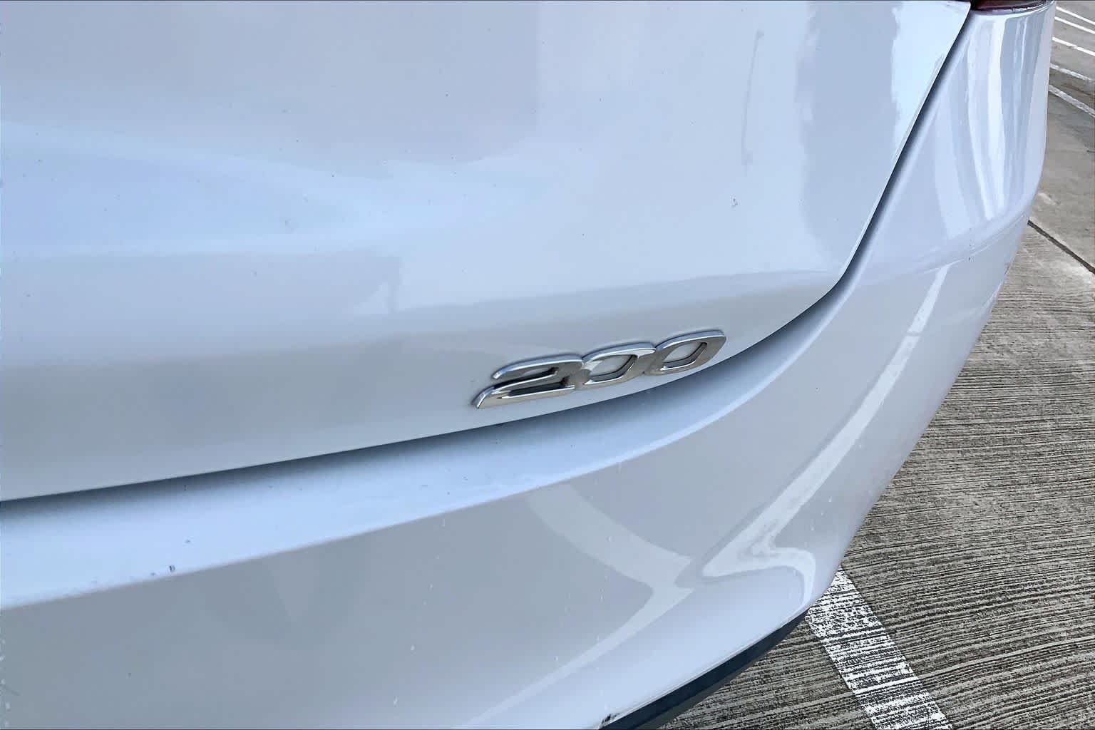 Used 2015 Bright White Clearcoat Chrysler Limited image 9