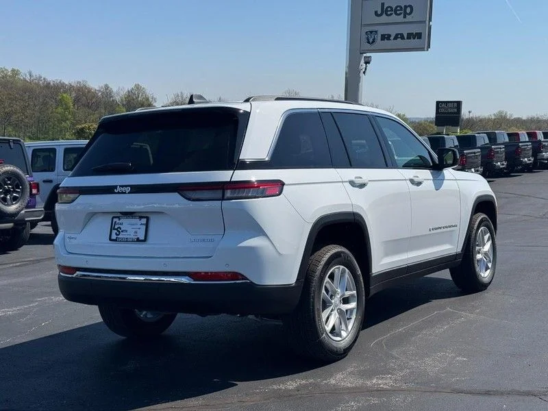 New 2026 Bright White Clear-Coat Exterior Paint Jeep Laredo X image 3