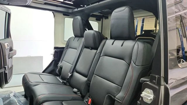 New 2026 Granite Crystal Metallic Clear-Coat Exterior Paint Jeep Rubicon X image 19