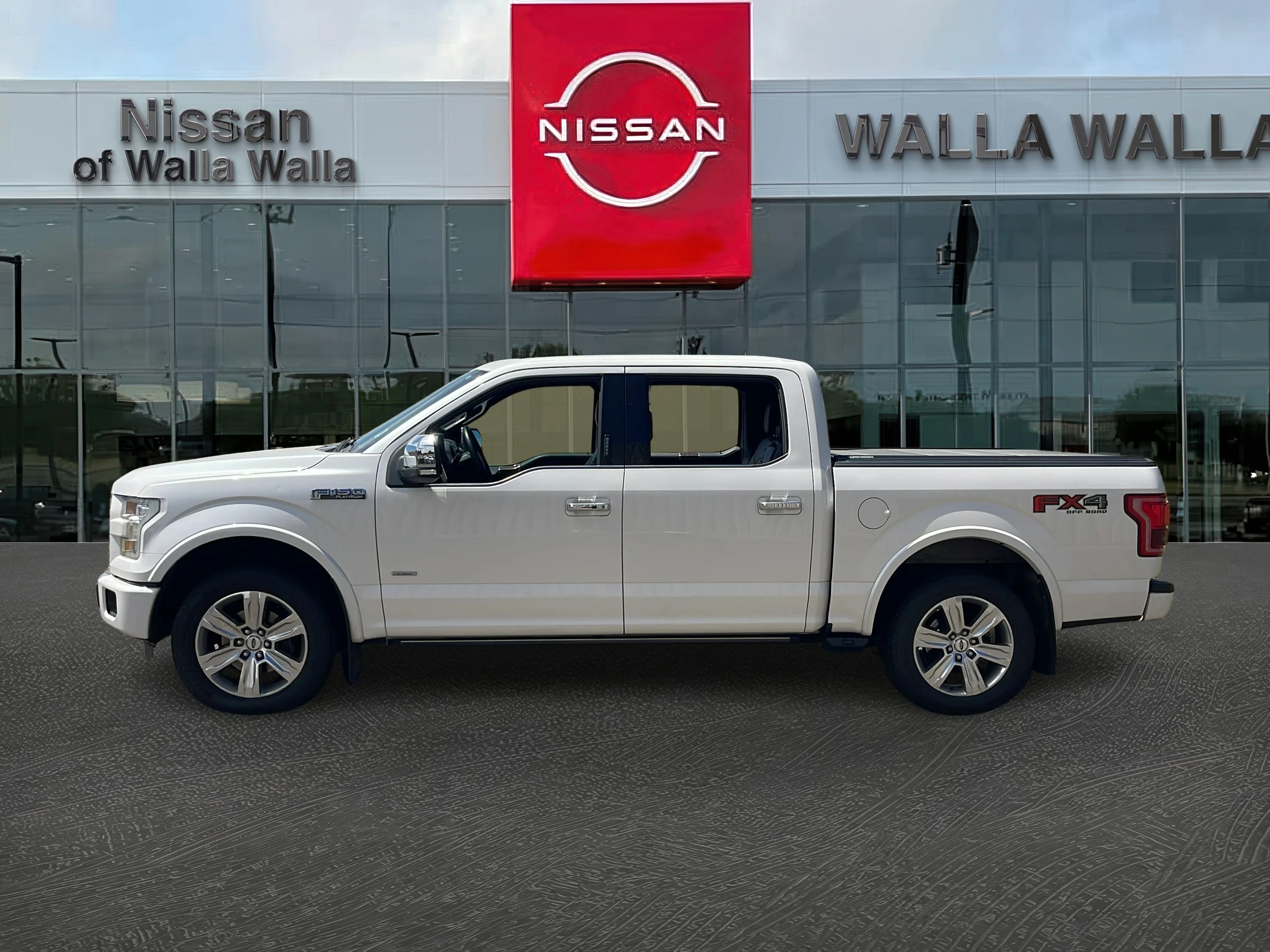 Used 2015 White Platinum Metallic Tri-Coat Ford Platinum image 4