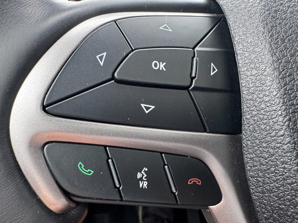 Used 2018 Diamond Black Crystal Pearlcoat Jeep Overland image 17