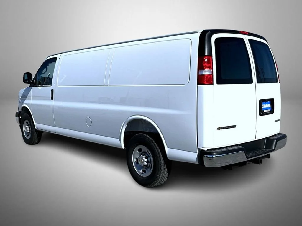 New 2026 Summit White Chevrolet 1WT image 7