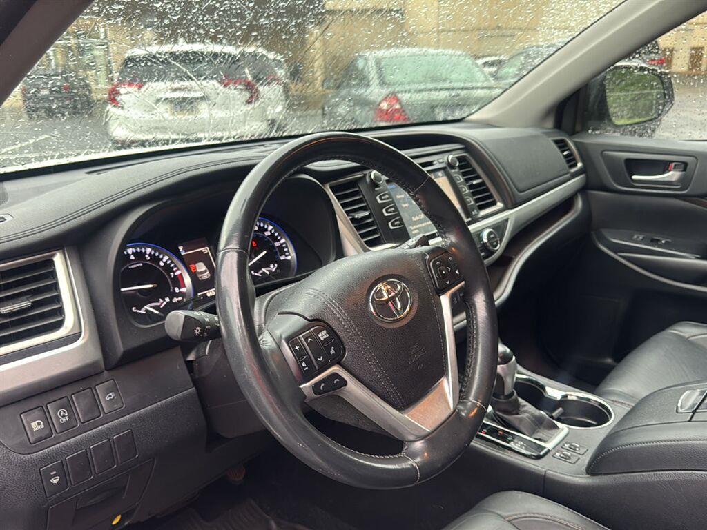 Used 2017  Toyota XLE image 13