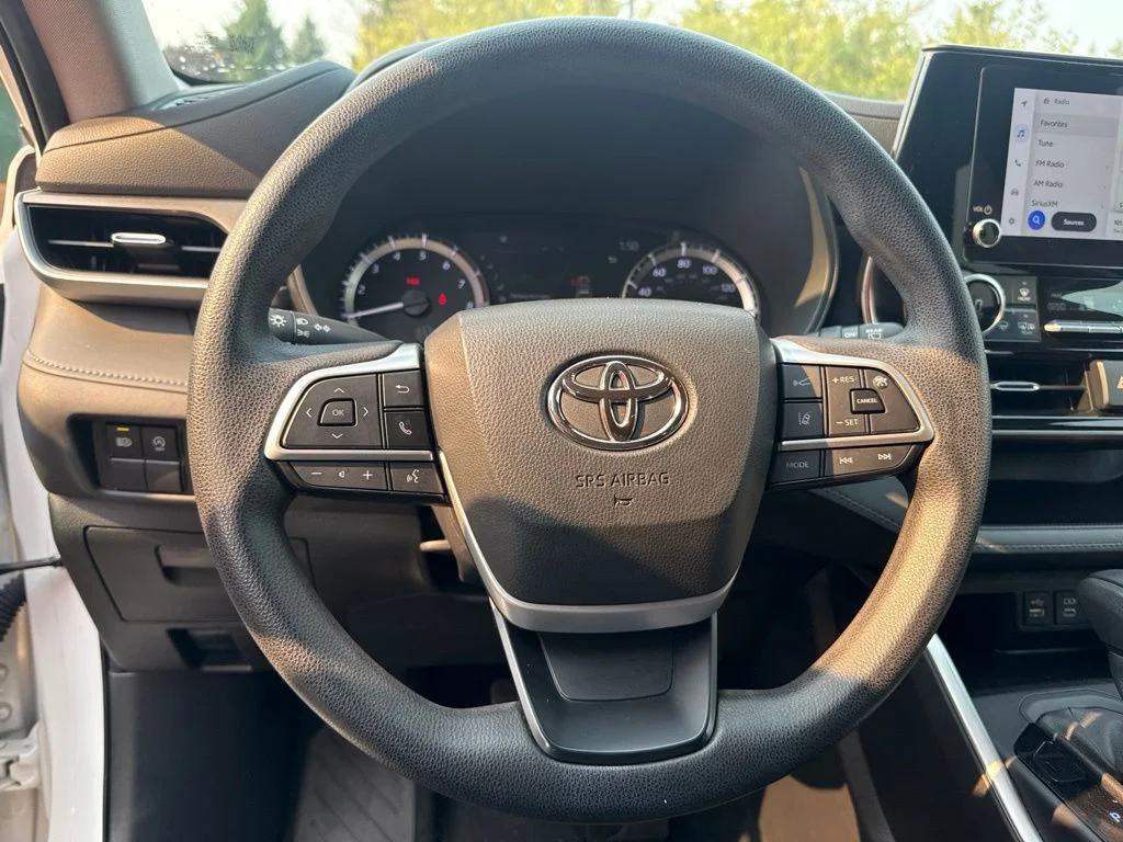 Used 2023 Pearl Toyota L image 10
