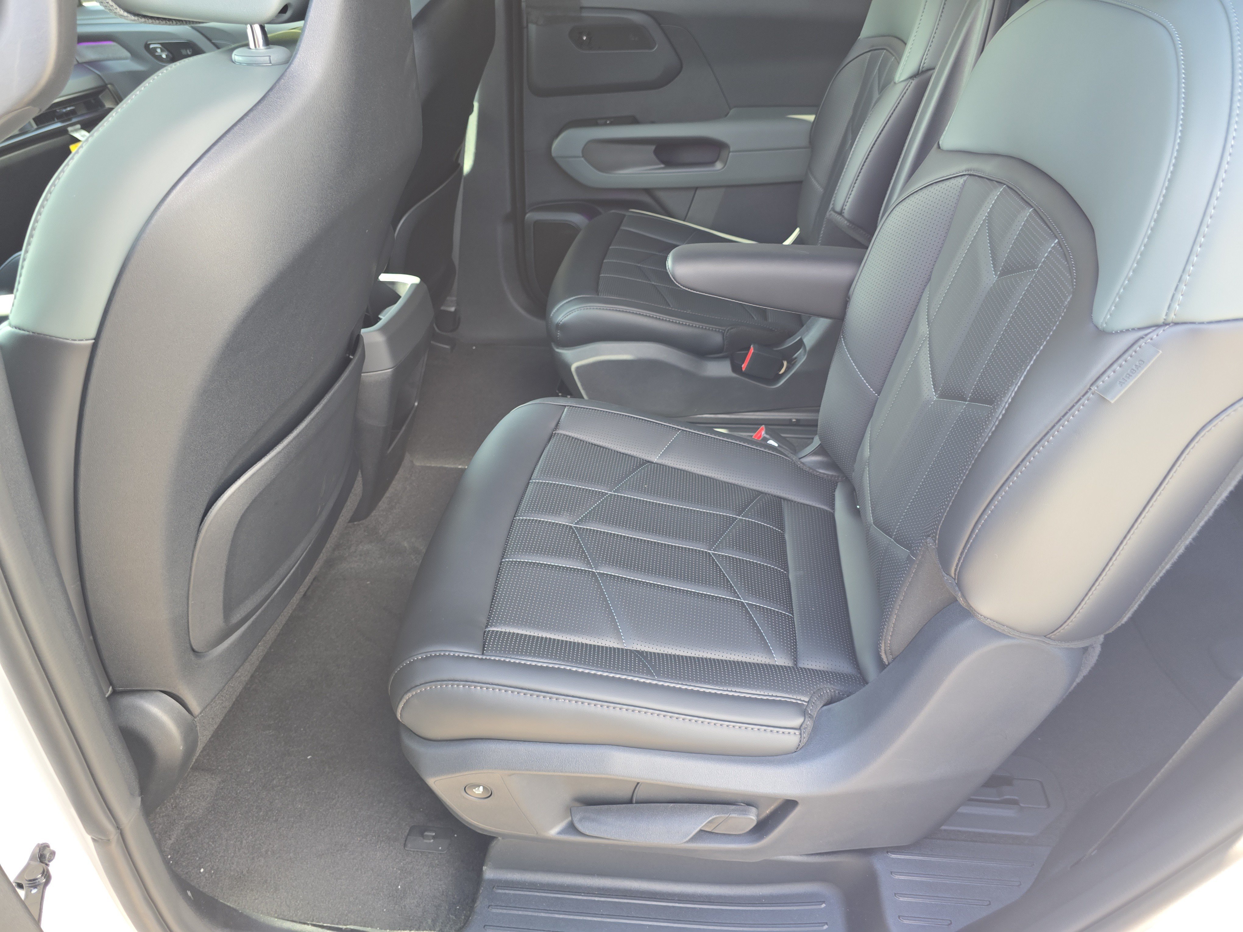 New 2027 Glacial White Pearl Kia X-LINE SX image 17