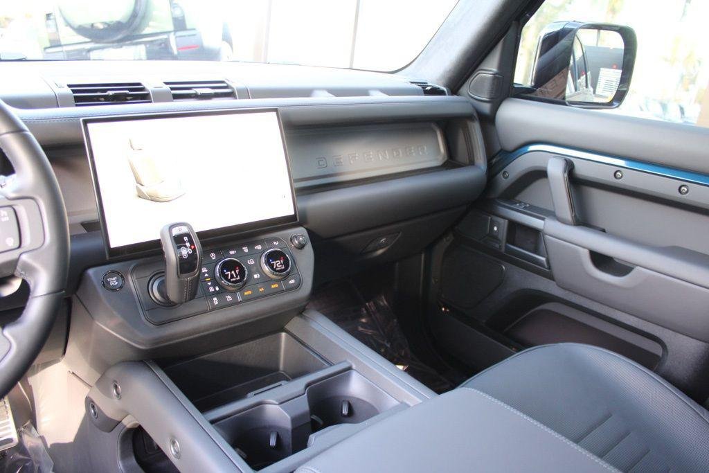 2026 Land Rover Defender OCTA - Photo 33