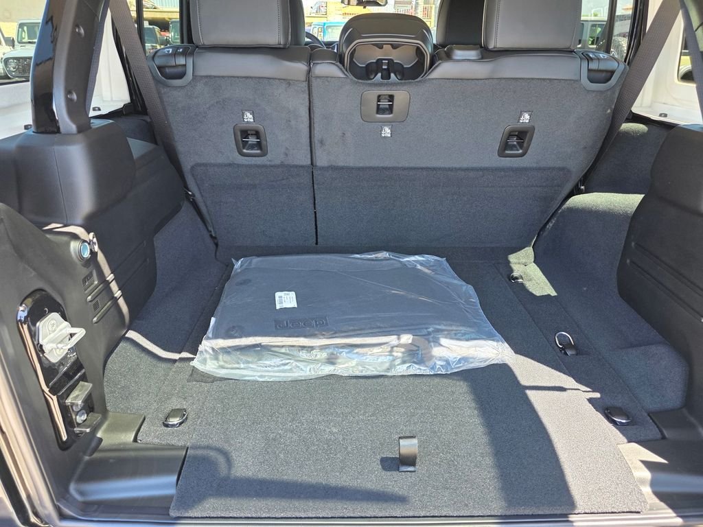 New 2026 Black Clear-Coat Exterior Paint Jeep Rubicon image 11