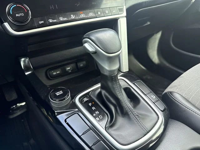 Used 2022 White Kia S image 11