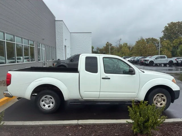 Used 2014 Glacier White Nissan S image 8