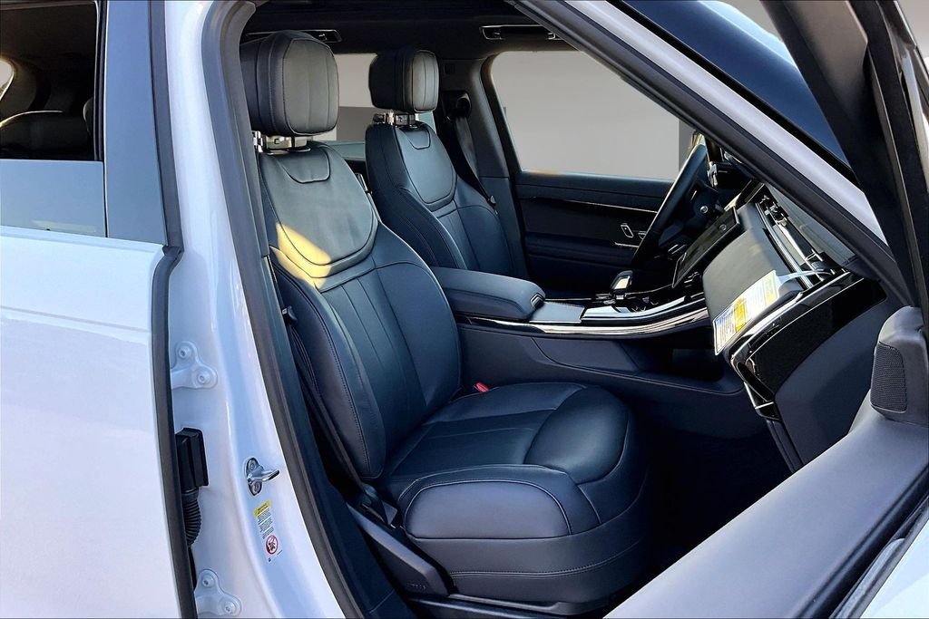 New 2026 FUJI WHITE Land Rover Dynamic SE image 11