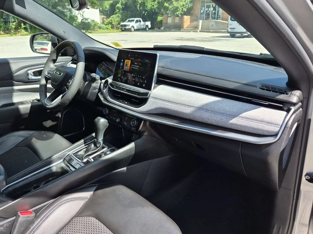 Used 2023 Silver Jeep Latitude image 20