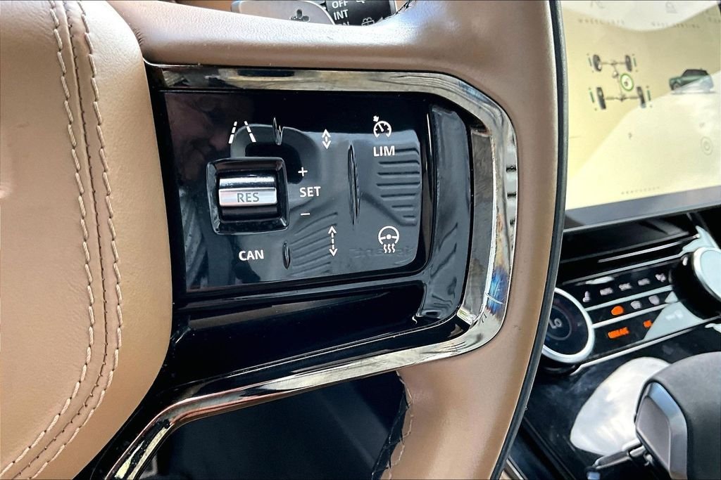 Used 2023  Land Rover SE Dynamic image 21