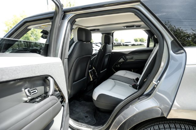 Used 2024  Land Rover Dynamic SE image 47