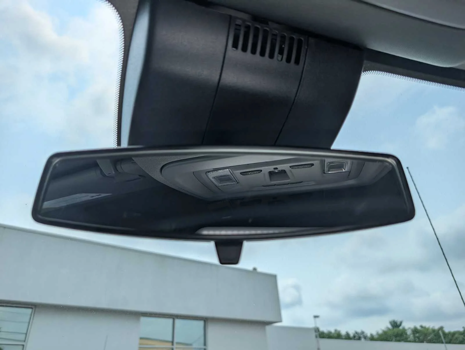 New 2026 Summit White GMC Elevation image 30