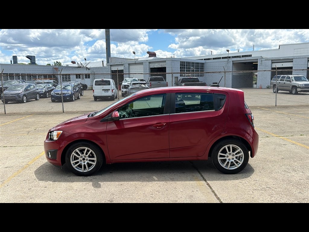 Used 2016 CRYSTAL RED TINTCOAT Chevrolet LT image 3