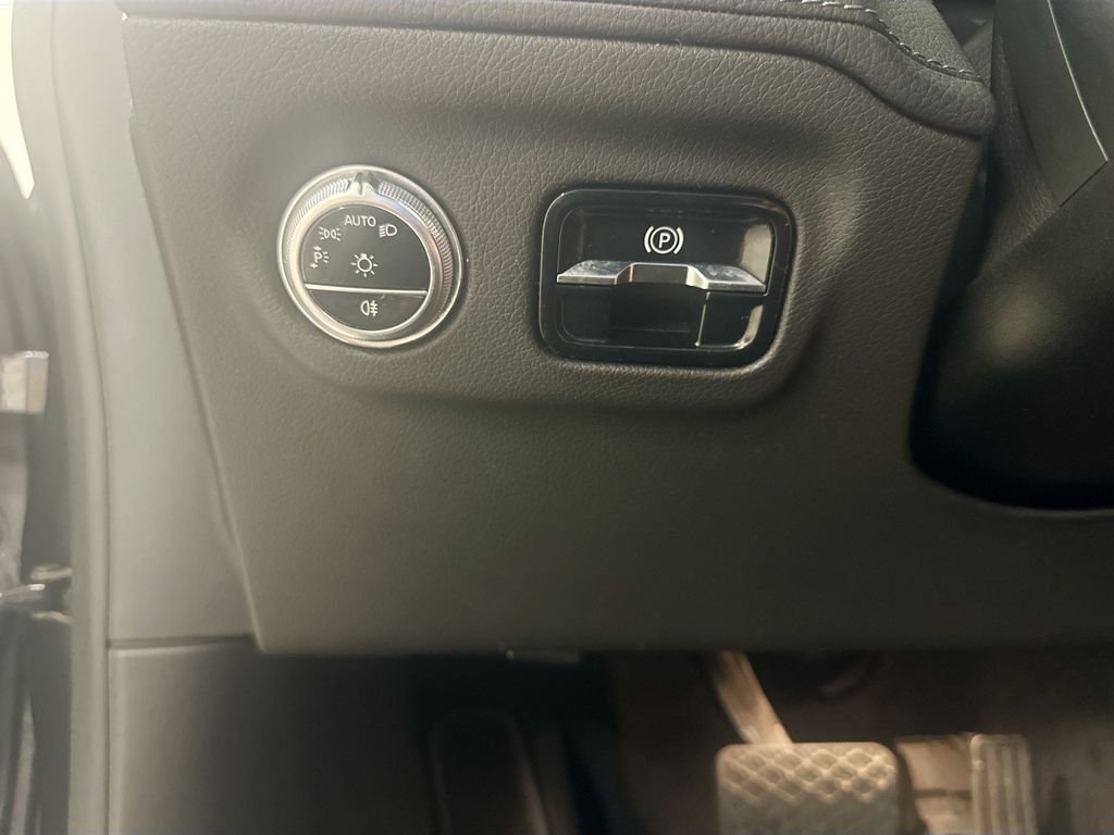 Used 2023 Gray Mercedes-Benz 450 image 11