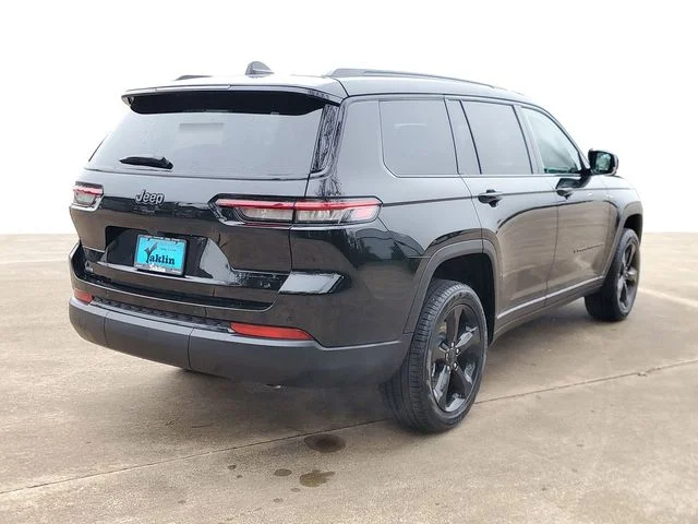 New 2025 Diamond Black Crystal Pearl-Coat Exterior Paint Jeep Limited image 4