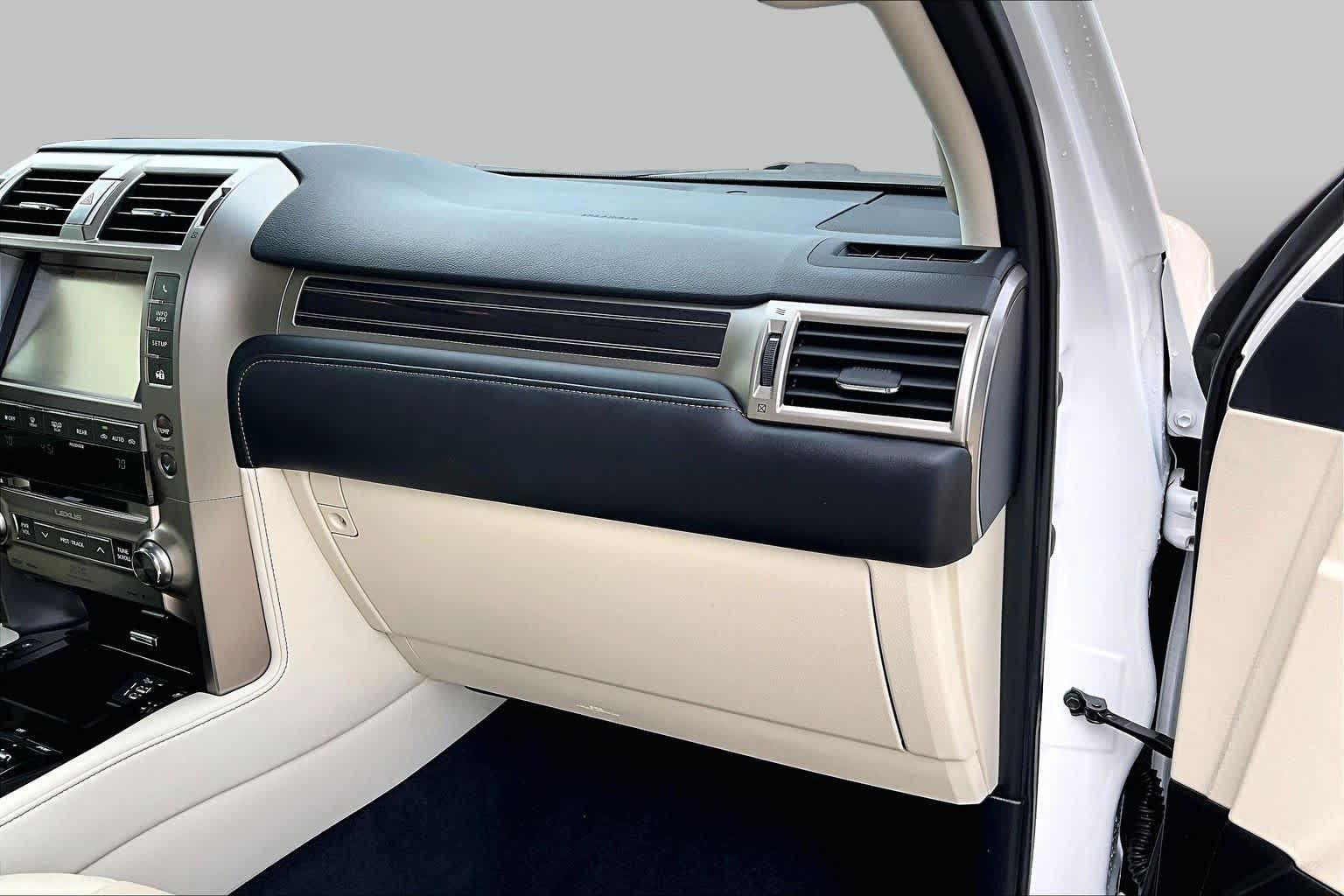 Used 2020 Starfire Pearl Lexus Luxury image 19