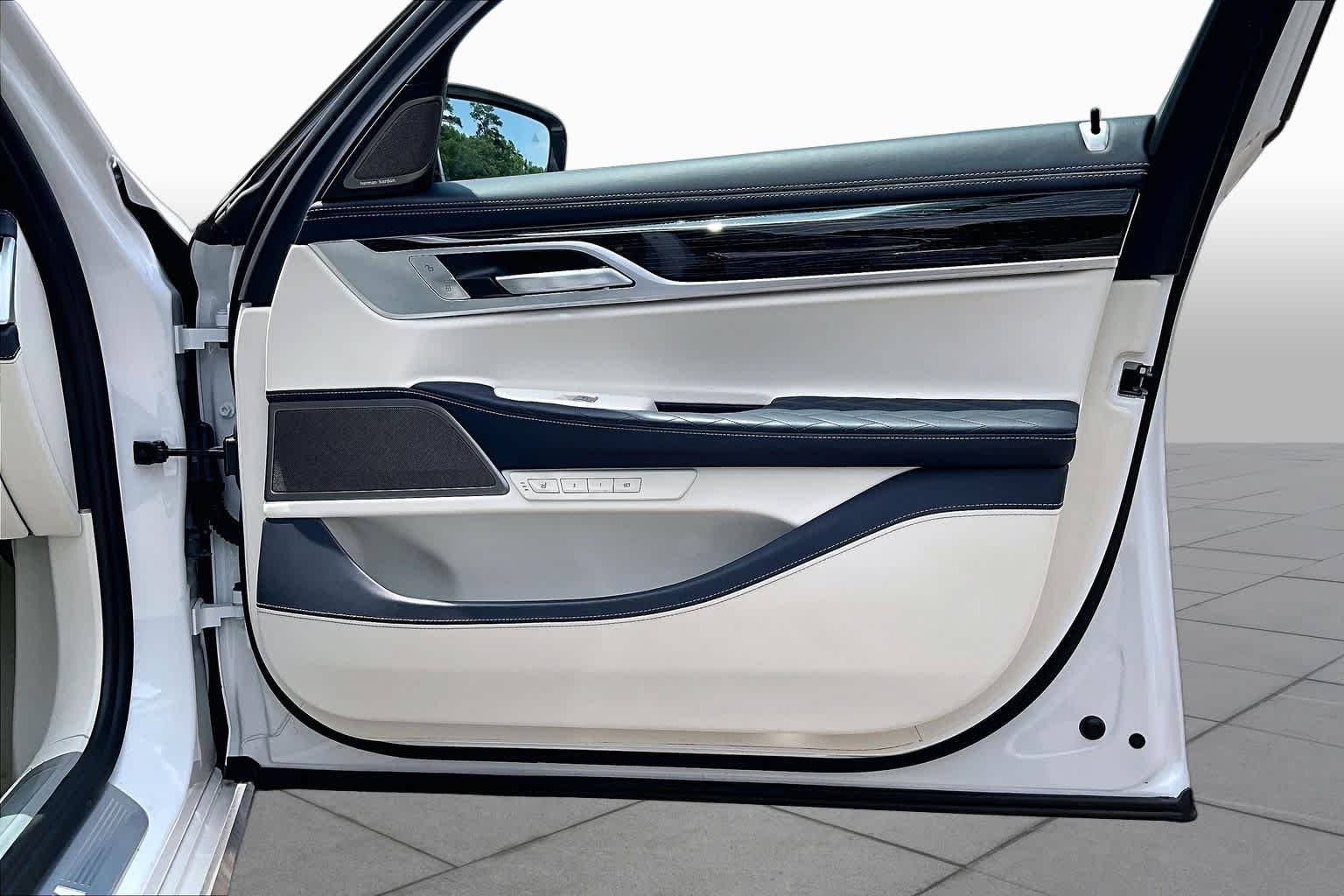 2022 BMW 7 Series 750i - Photo 24