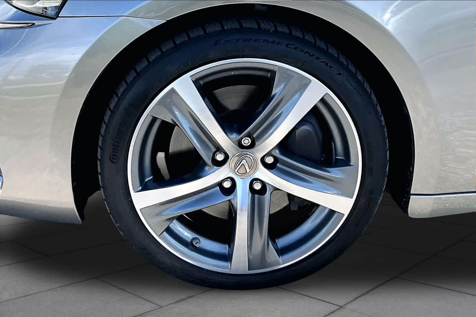 Used 2019 Atomic Silver Lexus  image 11