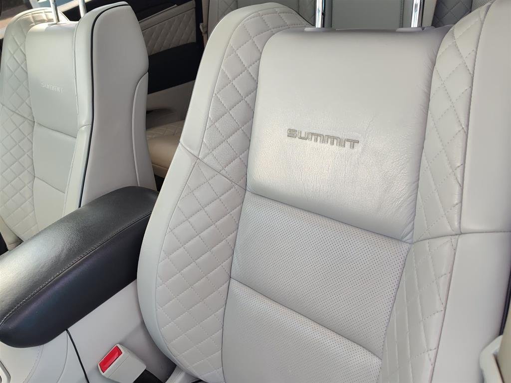 Used 2019 Ivory 3-Coat Jeep Summit image 12