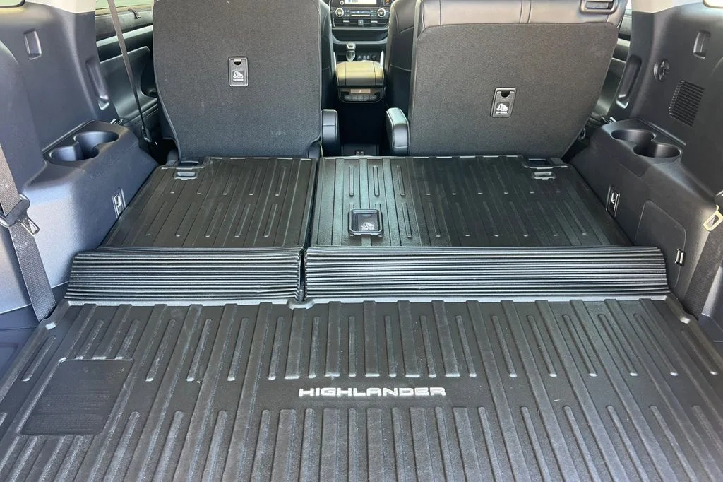 Used 2025  Toyota XLE image 20