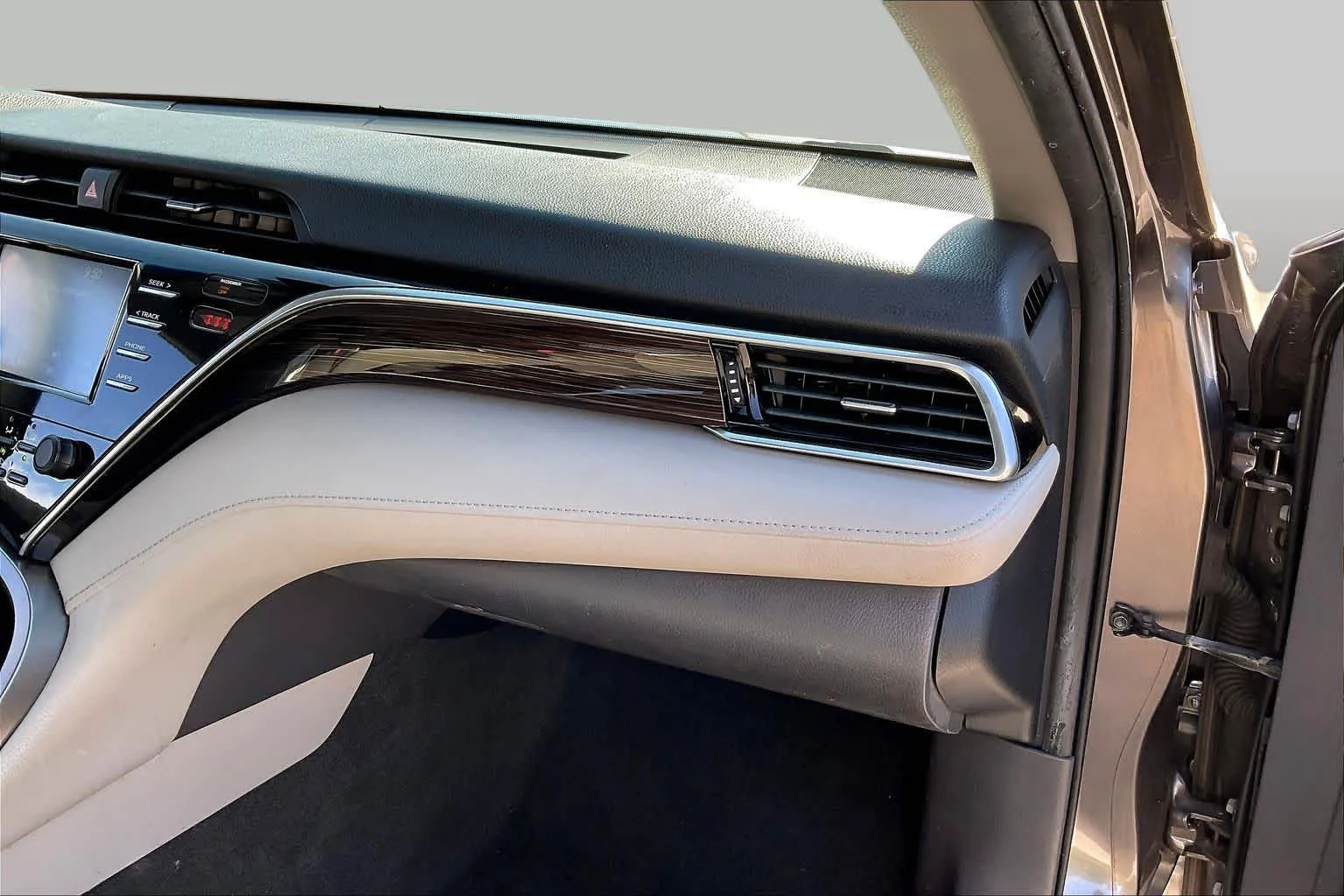 Used 2018 Predawn Gray Mica Toyota LE image 18