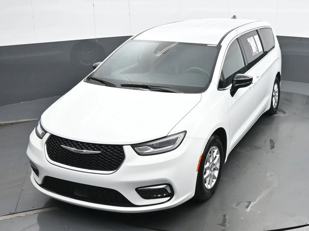 Used 2025 White Chrysler Select image 16