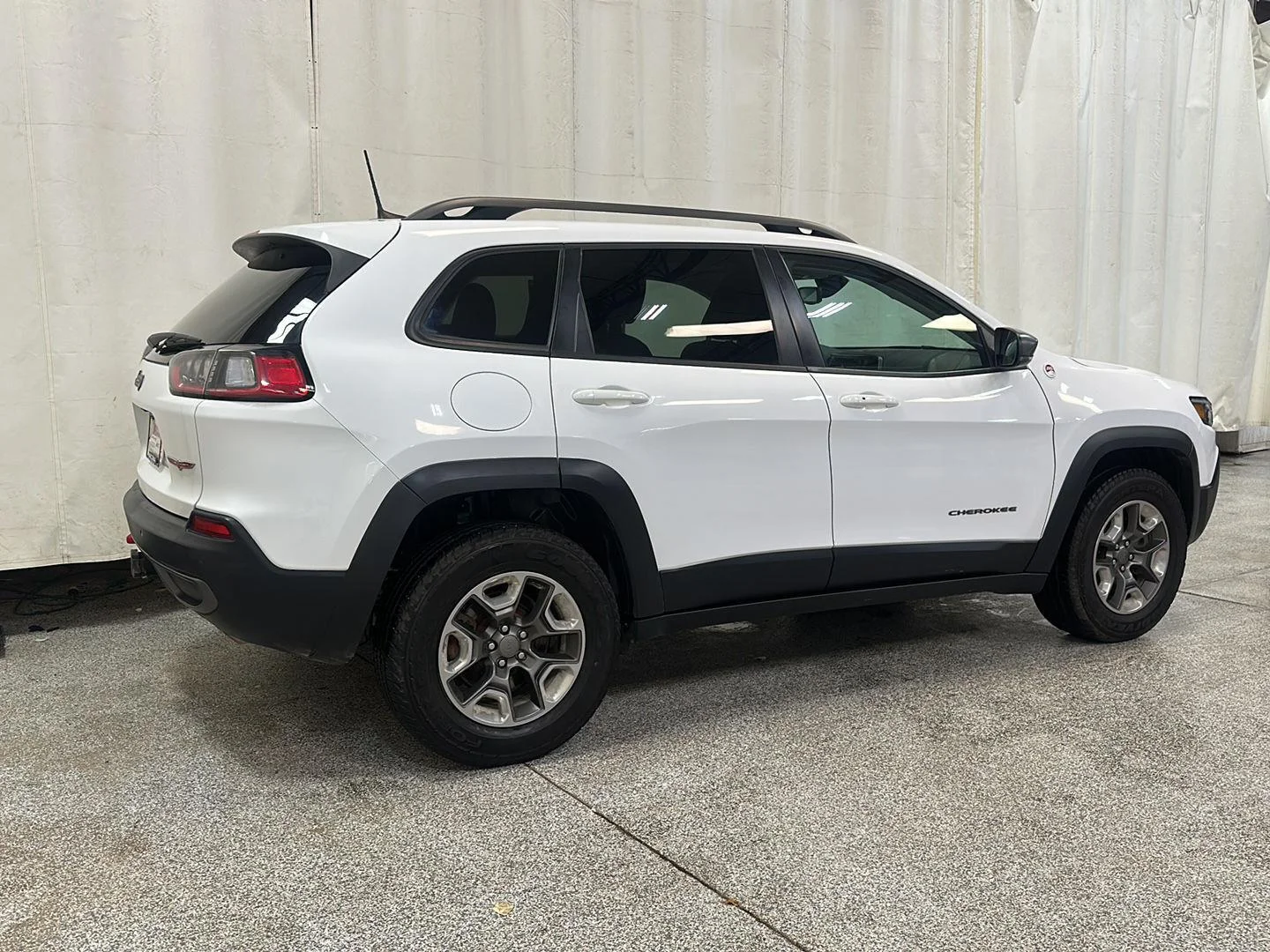 Used 2019 Bright White Clearcoat Jeep Trailhawk image 5