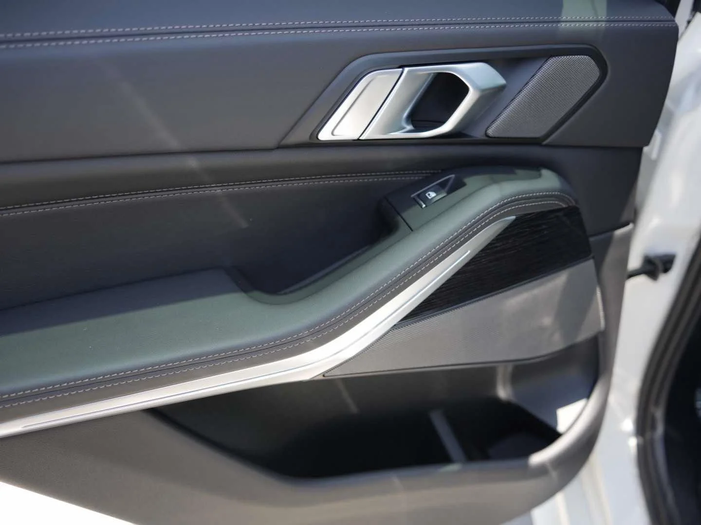 New 2026 Alpine White BMW xDrive40i image 9
