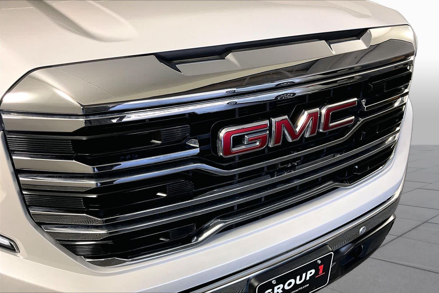 Used 2024 White Frost Tricoat GMC SLT image 27