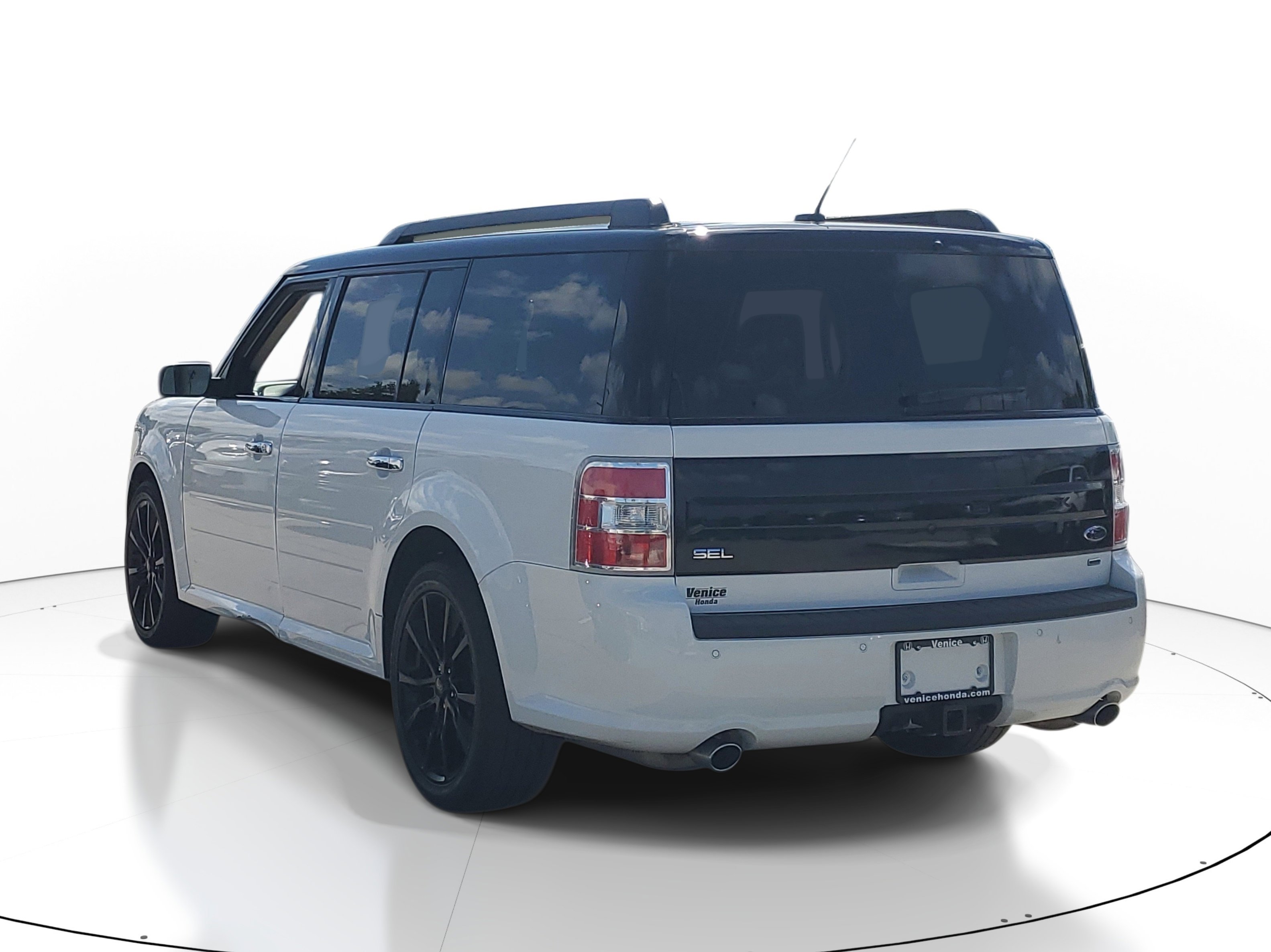 Used 2019 Oxford White Ford SEL image 3