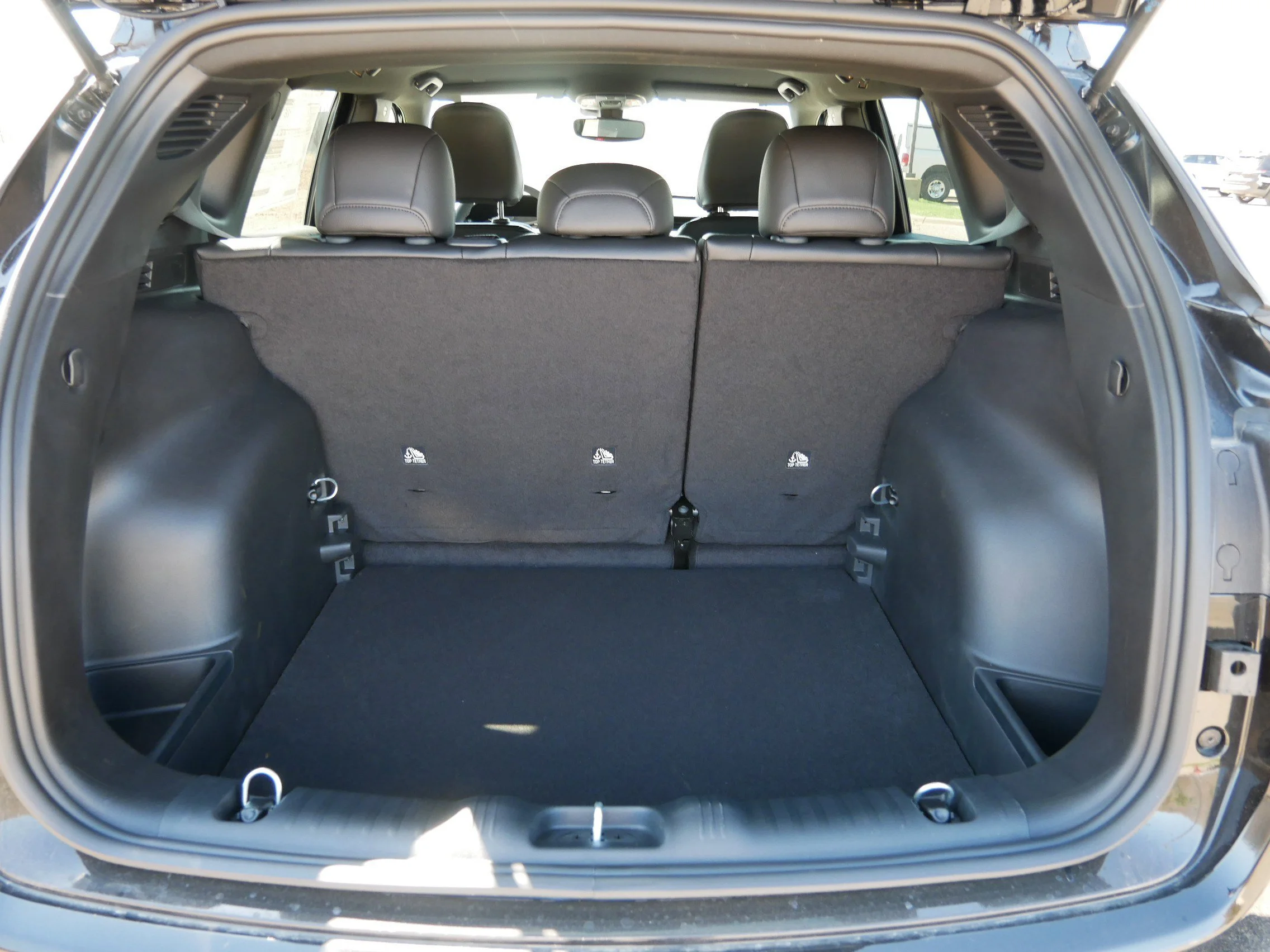 New 2026 Diamond Black Crystal Pearlcoat Jeep Latitude Altitude image 6