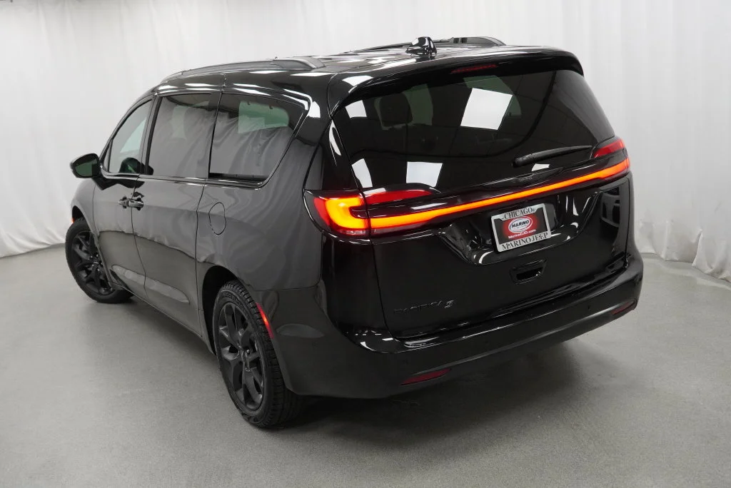 Used 2023 Black Chrysler Touring L image 21