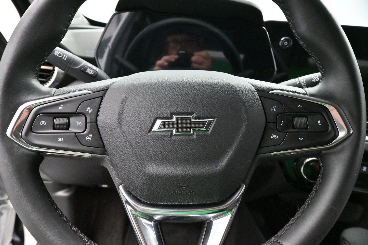Used 2025 Summit White Chevrolet ACTIV image 17