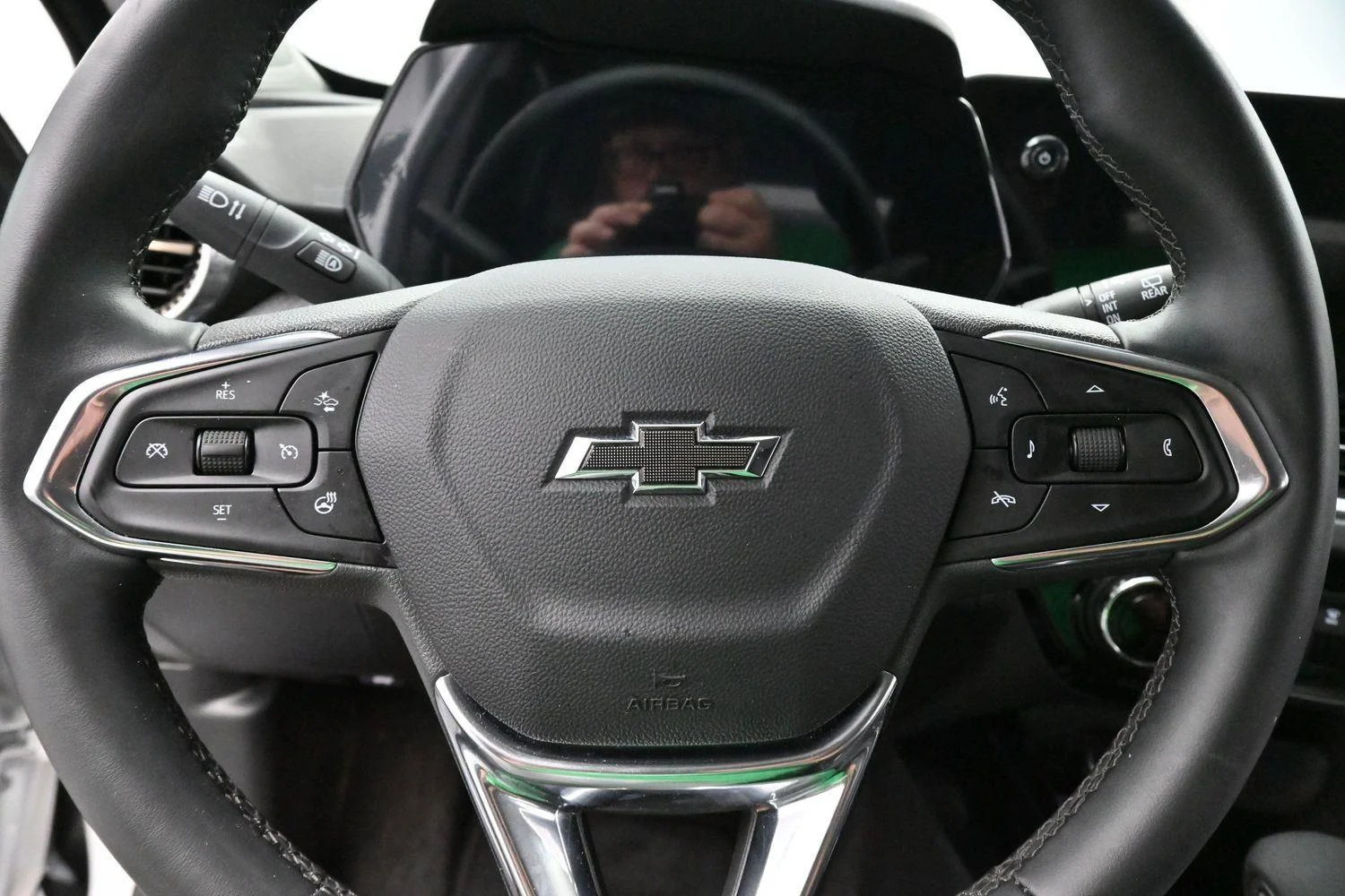 Used 2025 Summit White Chevrolet ACTIV image 17