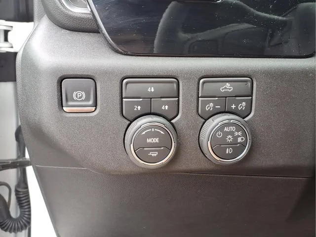 Used 2025 Summit White Chevrolet LT image 15