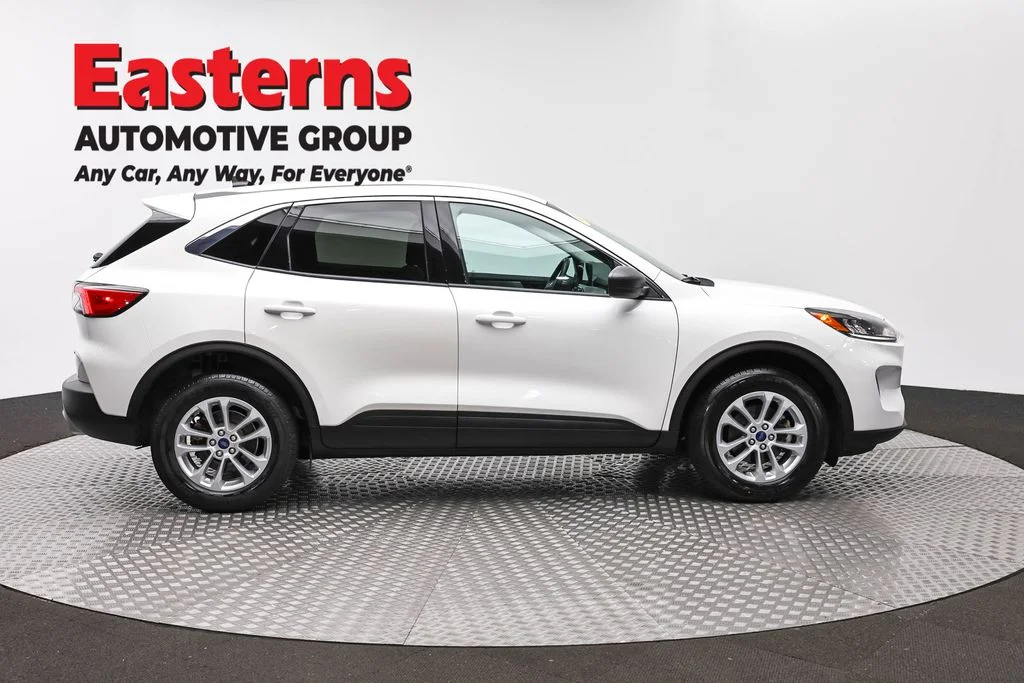 Used 2022 White Ford SE image 4