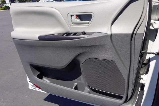 Used 2017 White Toyota L image 18