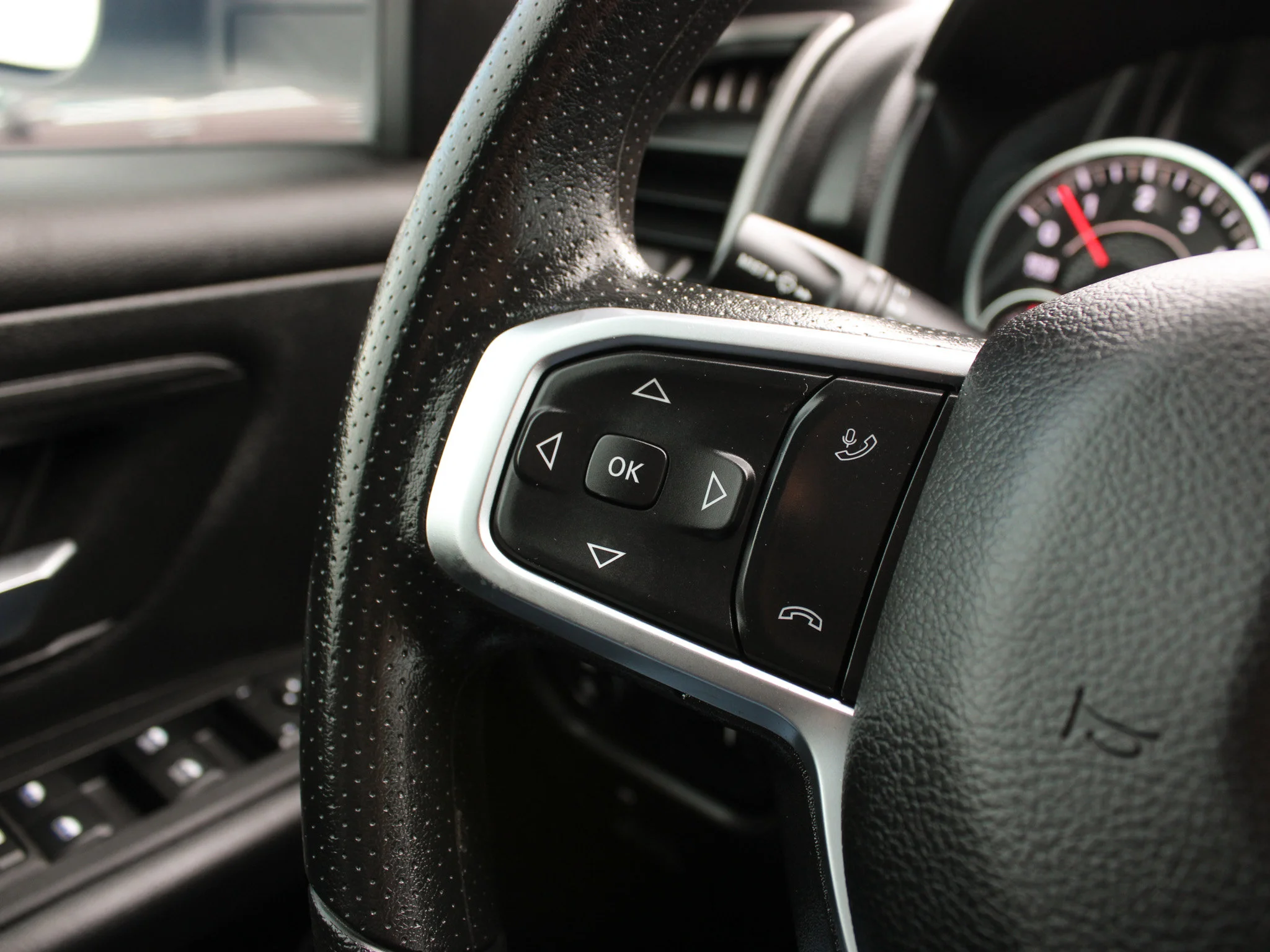 Certified Used 2025 White RAM Tradesman * No Accidents | Android Auto | Adaptive Cruise | Sport Appearance Package image 19